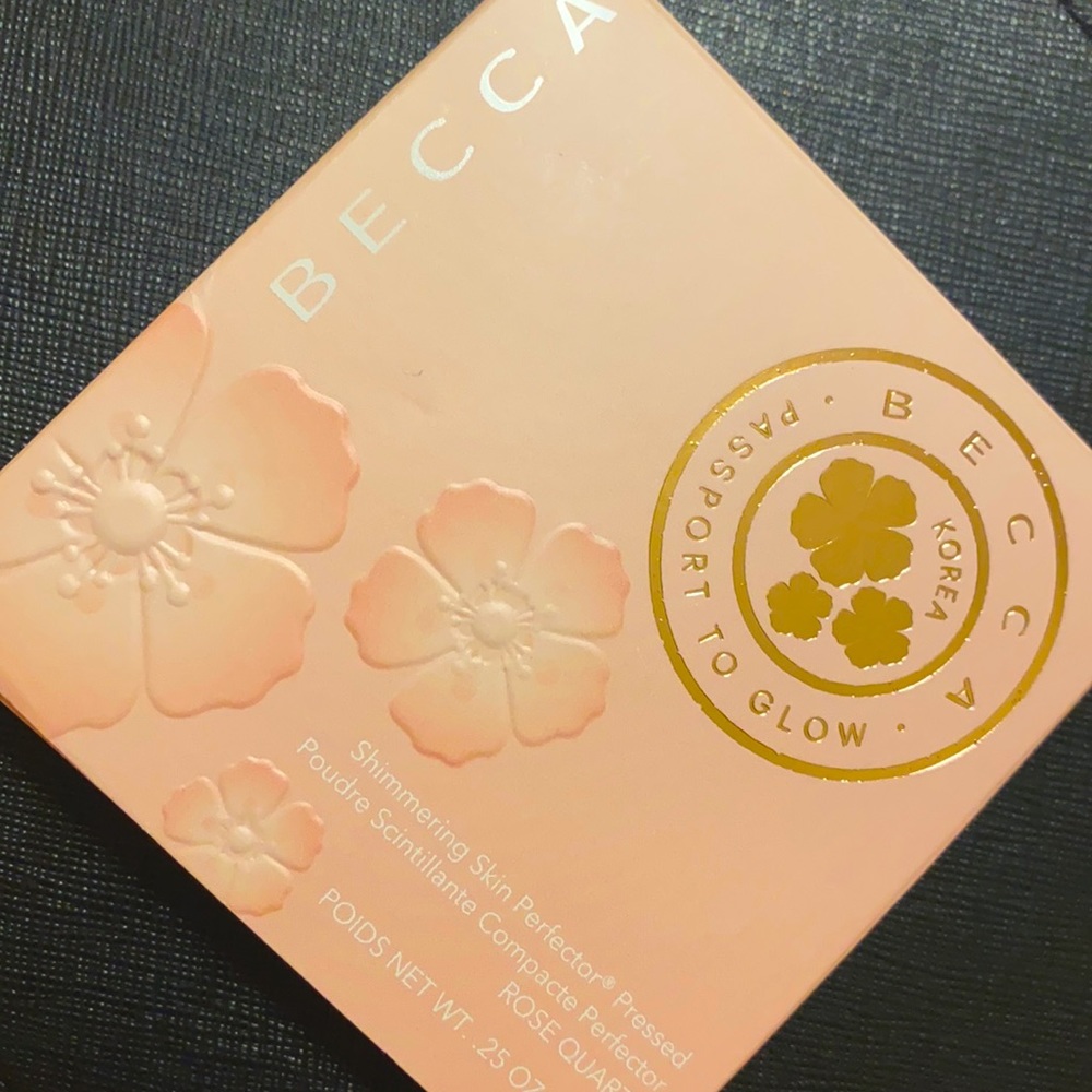 The Becca passport to glow Korea highlighter